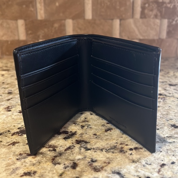 Brand new Michael Kors men’s wallet with tag. - Picture 3 of 8